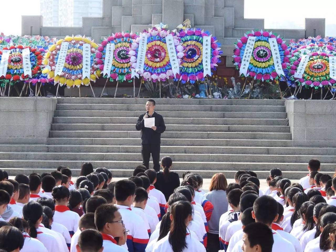 球盟会入口：缅怀先烈感恩先辈双十中学初一师生祭扫厦门革命烈士陵园(图4)