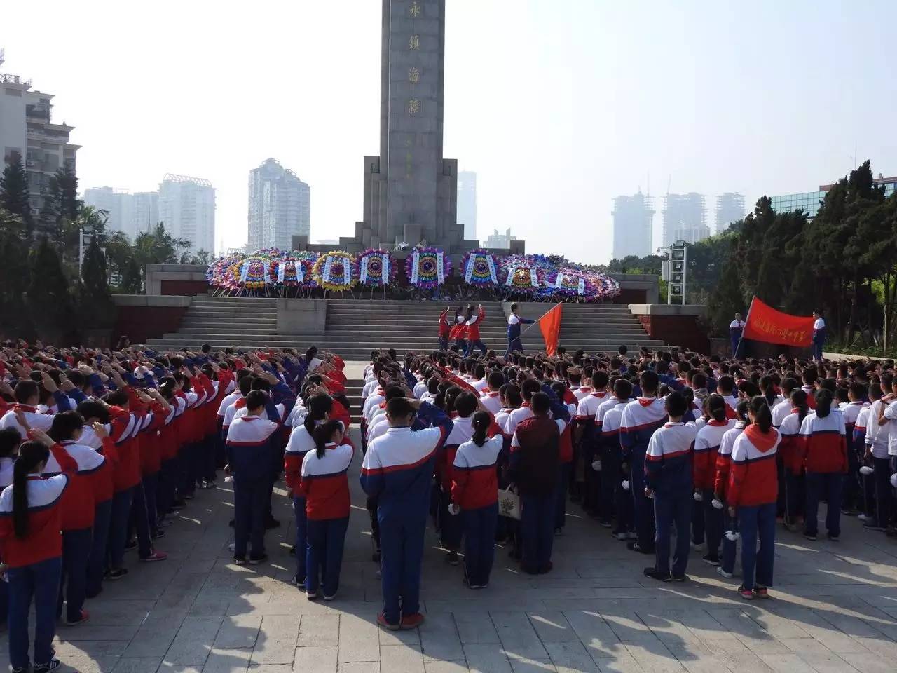 球盟会入口：缅怀先烈感恩先辈双十中学初一师生祭扫厦门革命烈士陵园(图5)