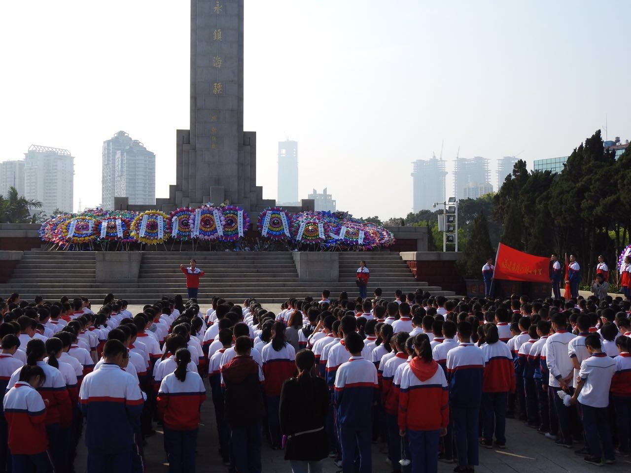 球盟会入口：缅怀先烈感恩先辈双十中学初一师生祭扫厦门革命烈士陵园(图8)