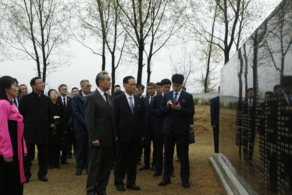 王毅祭扫江东郡中国人民志愿军烈士陵园(图3)